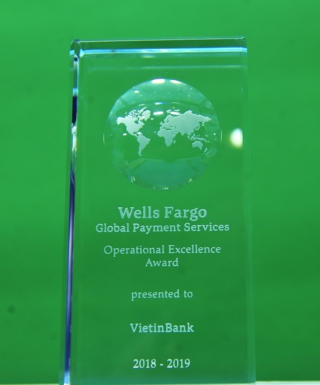 Giải thưởng “Ngân hàng xử lý giao dịch thanh toán quốc tế xuất sắc 2018 - 2019” do Wells Fargo trao tặng
