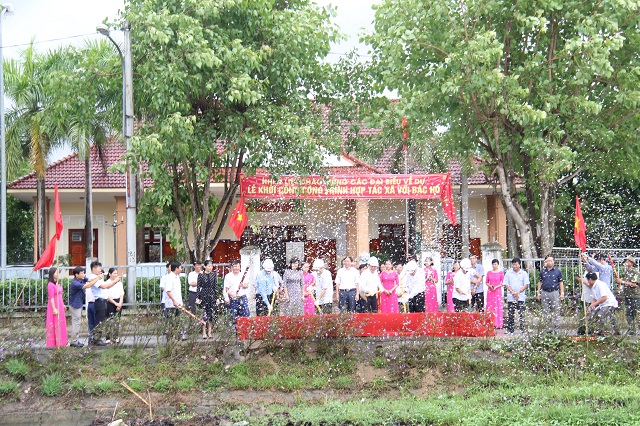 Các đại biểu thực hiện nghi thức động thổ khởi công công trình Hợp tác xã với Bác Hồ