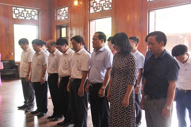 Đoàn công tác dâng hương tưởng niệm Bác Hồ