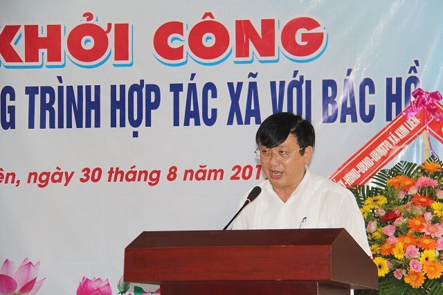 Ông Nguyễn Hồng Sơn, Phó Chủ tịch UBND huyện Nam Đàn phát biểu tại lễ khởi công