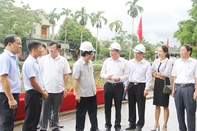 Phó Chủ tịch Lê Văn Nghị và các đại biểu trao đổi chương trình kế hoạch xây dựng công trình Hợp tác xã với Bác Hồ