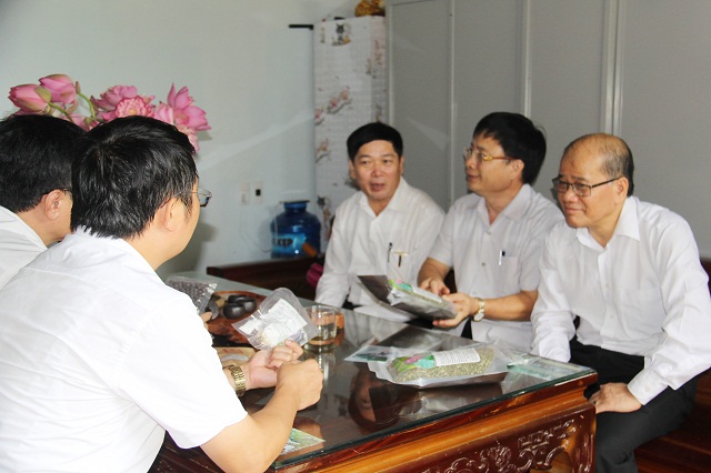 Phó Chủ tịch Lê Văn Nghị thăm HTX nông nghiệp sen quê Bác