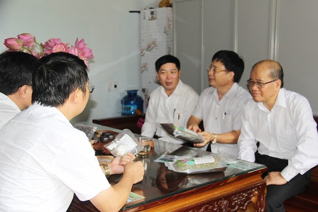 Phó Chủ tịch Lê Văn Nghị thăm HTX nông nghiệp sen quê Bác