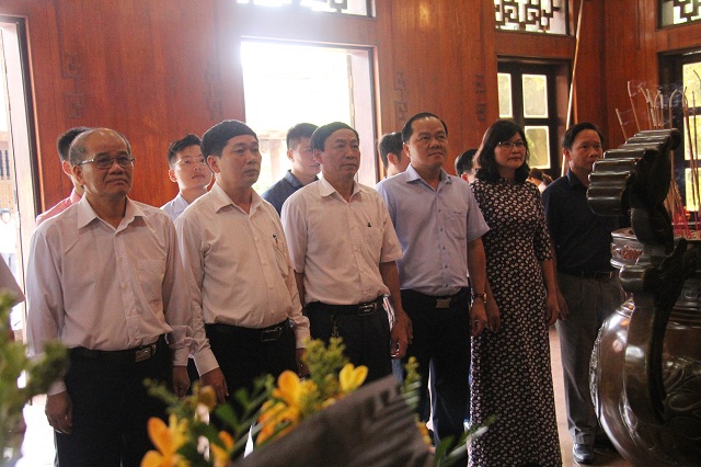 Phó chủ tịch Lê Văn Nghị và đoàn công tác của Liên minh HTX Việt Nam dâng hương tại khu tưởng niệm Bác Hồ