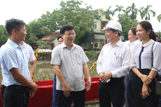 Phó Chủ tịch Lê Văn Nghị và các đại biểu trao đổi chương trình kế hoạch xây dựng công trình Hợp tác xã với Bác Hồ