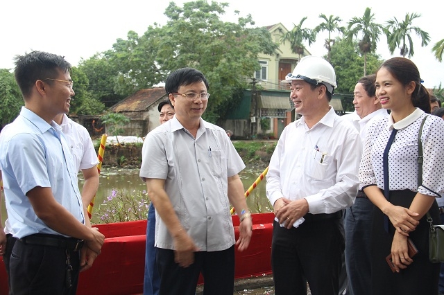 Phó Chủ tịch Lê Văn Nghị và các đại biểu trao đổi chương trình kế hoạch xây dựng công trình Hợp tác xã với Bác Hồ