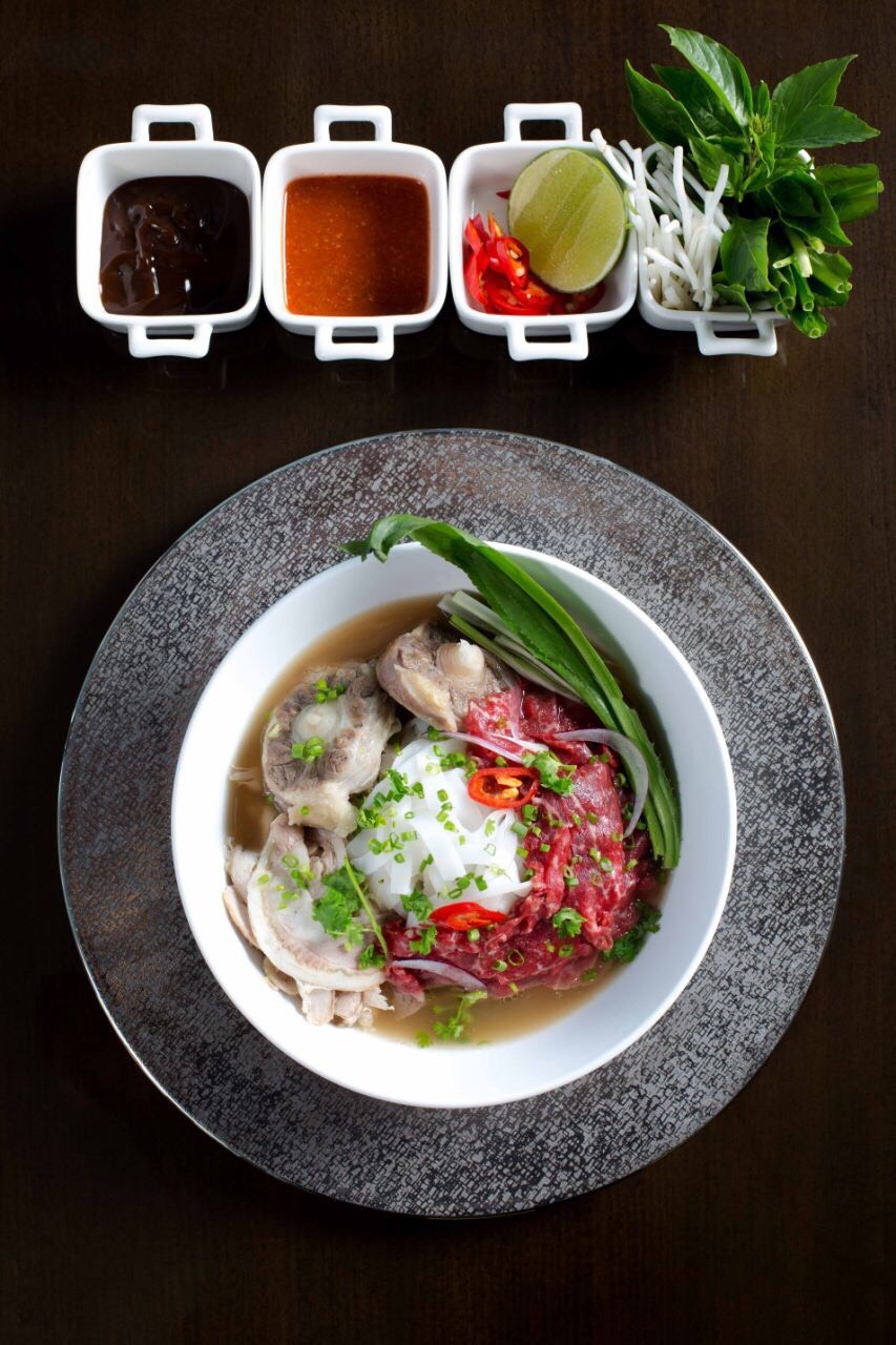 “Phở chọc trời” và hơn thế nữa… Vinpearl Luxury Landmark 81 từng ghi dấu ấn từ những ngày đầu khai trương với món Phở chọc trời, sự kết hợp hoàn hảo giữa văn hóa ẩm thực truyền thống và hiện đại thông qua nguyên liệu có giá trị cao: Bò Waygu (Nhật), nấm truffle (Ý)...