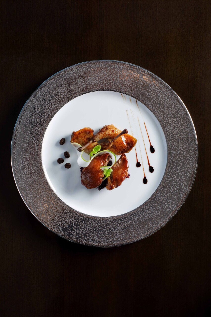 Các đầu bếp 5 sao của Vinpearl Luxury Landmark 81 đã sáng tạo ra hàng trăm món ăn và thức uống đặc biệt đại diện cho ẩm thực Việt Nam, Âu, Ý… để mang đến cho du khách sự lựa chọn tốt nhất theo nhu cầu của mình. Du khách có thể lựa chọn thưởng thức bữa tối tại nhà hàng Orential Pearl, Madam Sáu hay các lounge hiện đại: Far East Lounge, Pearl Club. Không gian sang trọng, đủ riêng tư, tầm nhìn toàn cảnh rất đẹp khiến những du khách khó tính nhất cũng phải trầm trồ.