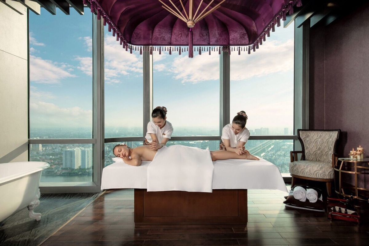 Không thể không nhắc tới Akoya Spa nằm tại tầng 47. Dịch vụ chăm sóc sức khỏe theo phong cách truyền thống của đảo Bali (Indonesia) giúp du khách xua tan mọi mệt mỏi chỉ sau một bài trị liệu. Đó là lí do Akoya Spa của Vinpearl Luxury Landmark 81 được gọi là “Bali giữa lưng chừng trời”.