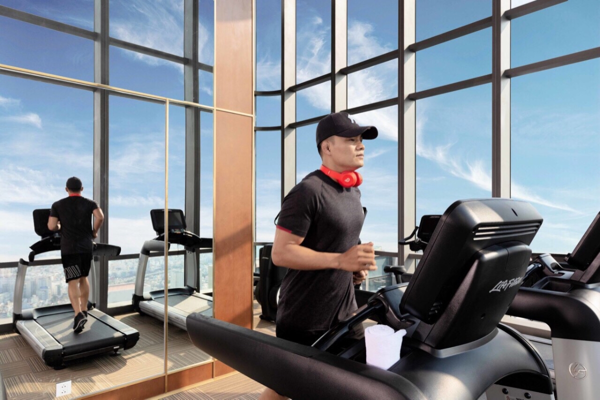 Phòng gym hiện đại với phần lớn không gian được bao bọc bởi lớp kính trong suốt là điểm nhấn nữa trong các dịch vụ tiện ích đẳng cấp của Vinpearl Luxury Landmark 81. Ở bất cứ góc nào của phòng gym, du khách cũng có thể tập với tầm nhìn trọn vẹn cả thành phố.