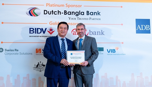 Ông Trần Hoài Nam – Phó Tổng Giám đốc, đại diện HDBank nhận giải “Green Deal Award” tại Singapore
