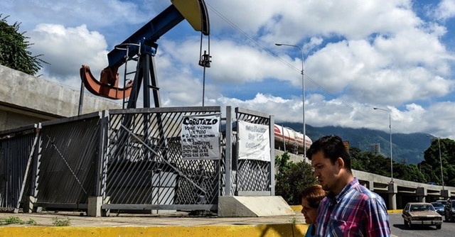 Giá dầu vọt tăng 4% (Ảnh Internet)
