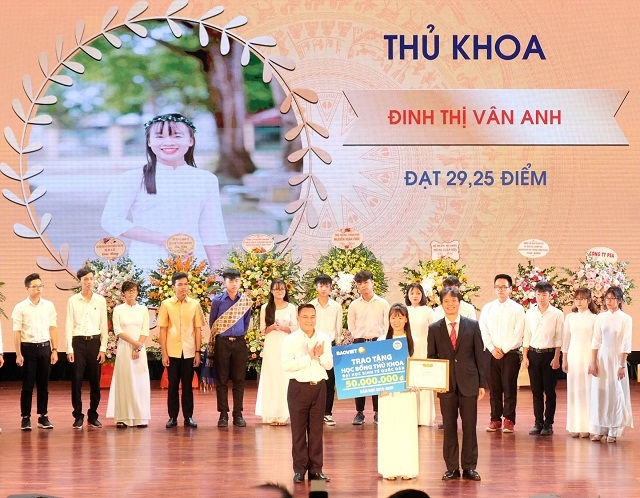 TGĐ Tập đoàn Bảo Việt trao tặng học bổng thủ khoa cho ĐHKTQD.