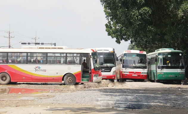 Ôtô của HTX Vận tải Nhơn Trạch chờ đón công nhân khu công nghiệp Nhơn Trạch