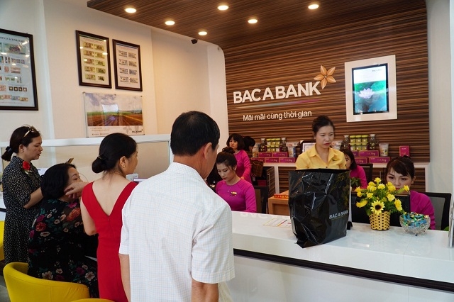 Đông đảo khách hàng đến giao dịch tại Chi nhánh Lạng Sơn trong ngày khai trương