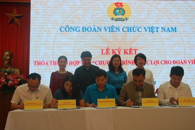 Lễ ký kết hợp tác với Công đoàn Viên chức Việt Nam