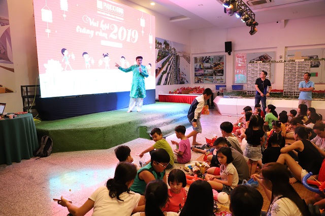 Anh Hồ Nhựt Quang - Chủ nhiệm CLB Nghiên cứu và vinh danh văn hóa Nam bộ trình bày về nguồn gốc ý nghĩa Tết Trung thu và đề tài “Ánh sáng ngọn đèn, ánh sáng cuộc đời”