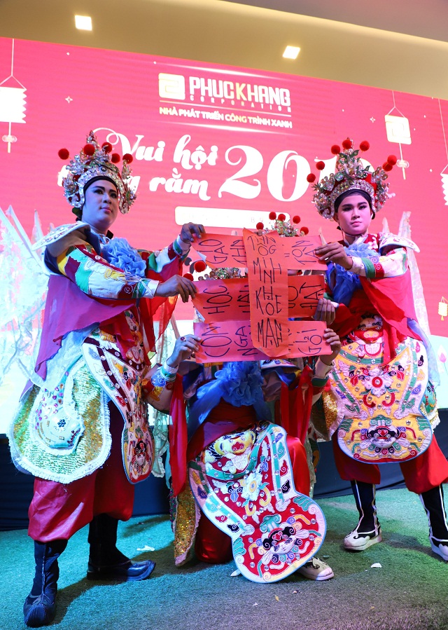 Tiết mục múa Tứ Thiên Vương được “chế tác” bằng những câu chúc gần gũi thực tế gửi đến các em nhỏ