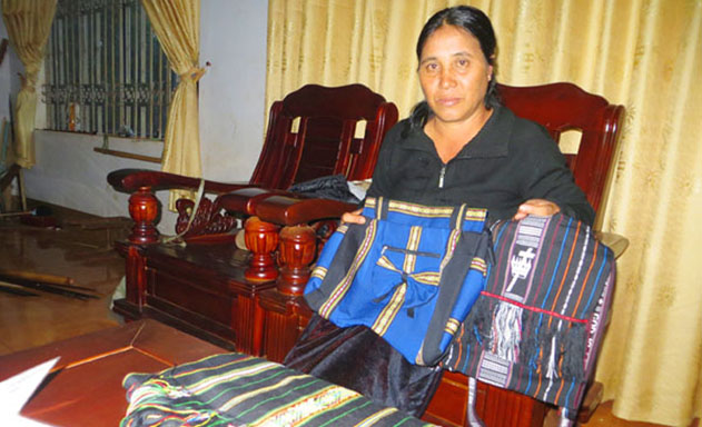 Bà M’Lop giới thệu sản phẩm của HTX