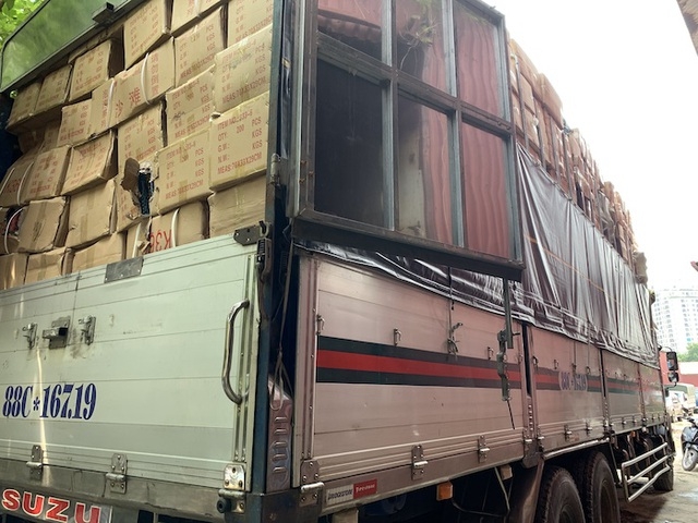 Phát hiện trên các xe ô tô tải chở đầy hàng hóa là bánh kẹo Trung Quốc