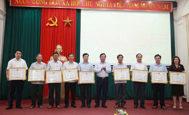 Khen thưởng cho các tập thể và cá nhân xuất sắc