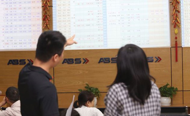 Mua cổ phiếu gì cho dịp cuối năm là câu hỏi khiến các NĐT phải đau đầu