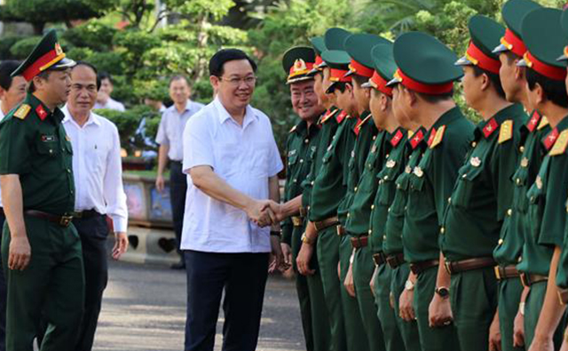 Phó Thủ tướng Vương Đình Huệ với các cán bộ, chiến sỹ Binh đoàn 15, Binh đoàn 16 và Công ty Cà phê 15 (Quân khu 5).