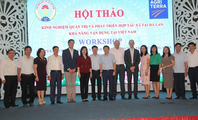 Các đại biểu chụp ảnh lưu niệm