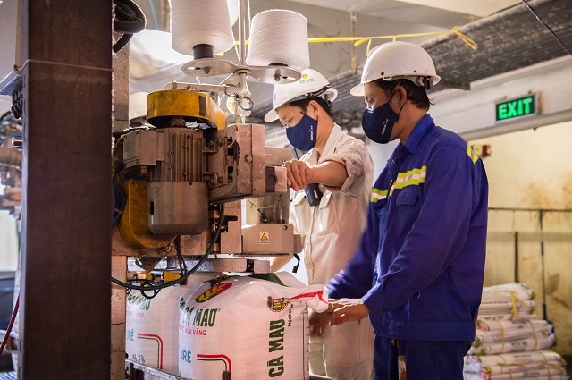 Dây chuyền đóng bao tại Nhà máy Đạm Cà Mau