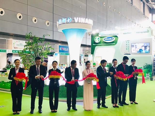 Các đại biểu thực hiện nghi thức khai trương khu vực giới thiệu sản phẩm Vinamilk tại Triển lãm.