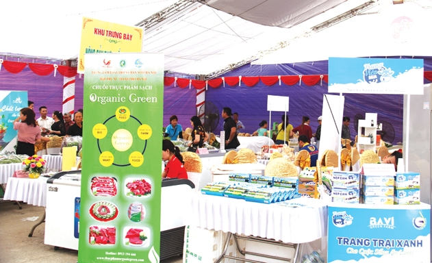 Gian hàng giới thiệu nông sản của các HTX của Hà Nội tại một hội chợ vừa tổ chức tại Thường Tín