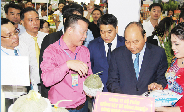 Thủ tướng Nguyễn Xuân Phúc thăm gian hàng tại Hội chợ hàng nông nghiệp do UBND Tp.Hà Nội tổ chức