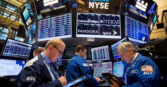 Phiên giao dịch ngày thứ Năm, các chỉ số chứng khoán Mỹ đã giảm nhẹ khi các nhà đầu tư vẫn đang chới với giữa hai luồng thông tin (Ảnh Internet)