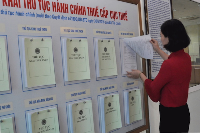 Cơ quan thuế đẩy mạnh công tác hỗ trợ, tuyên truyền chính sách pháp luật cho người nộp thuế giúp tăng trưởng các khoản thu thuế, sắc thuế, trong đó thu thuế từ khu vực kinh doanh tăng 13,1% (Ảnh minh hoạ)
