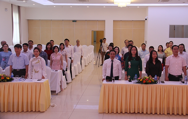 Các đại biểu chụp ảnh lưu niệm