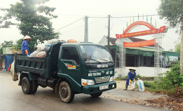Thành viên HTX Mỹ Lộc thu gom rác trên địa bàn