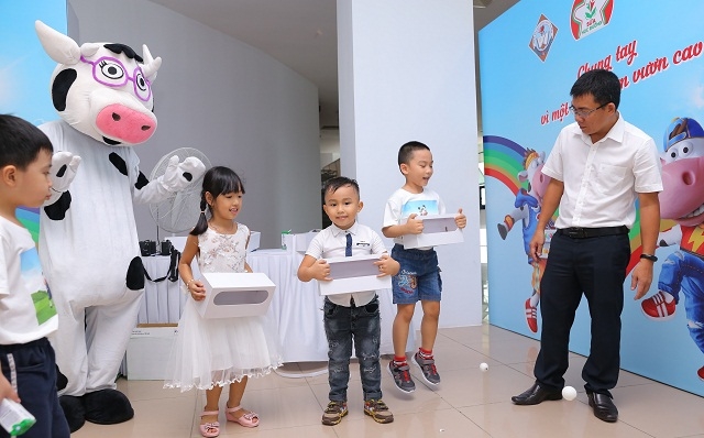 Tại chương trình, các em học sinh mầm non còn được tham gia các sân chơi vui nhộn.