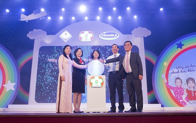 Phó Chủ tịch nước Đặng Thị Ngọc Thịnh và các đại biểu thực hiện nghi thức phát động chương trình sữa học đường cho trẻ em tại Ngày hội Sữa học đường Đà Nẵng