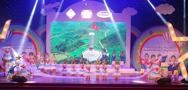 Các em thiếu nhi mầm non biểu diễn các tiết mục văn nghệ vui tươi tại Ngày hội sữa học đường Đà Nẵng