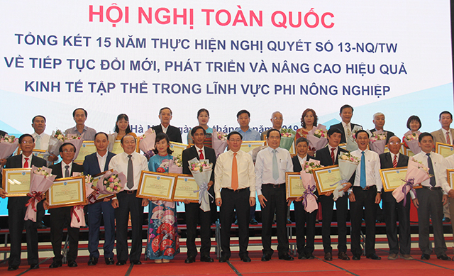 Lãnh đạo Đảng, Nhà nước chụp ảnh lưu niệm với các HTX phi nông nghiệp tiêu biểu toàn quốc