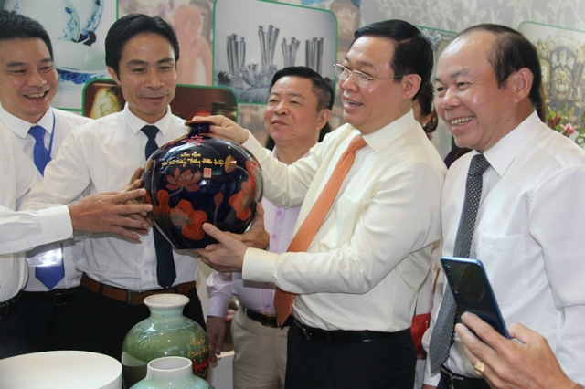 Phó Thủ tướng Vương Đình Huệ và Chủ tịch Liên minh HTX Việt Nam Nguyễn Ngọc Bảo thăm gian hàng của các HTX phi nông nghiệp