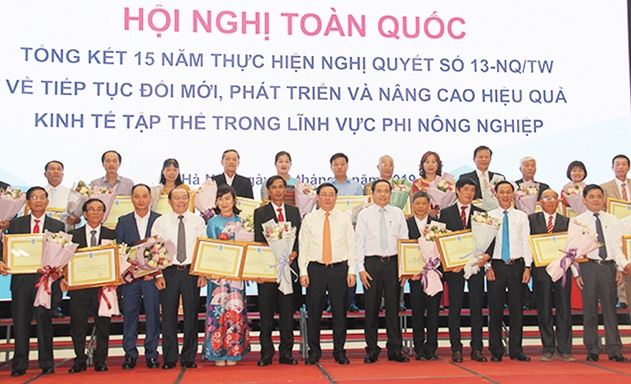 Phó Thủ tướng Vương Đình Huệ, Chủ tịch UBTW MTTQ Việt Nam Trần Thanh Mẫn và lãnh đạo Liên minh HTX Việt Nam chụp ảnh với các HTX phi nông nghiệp tiêu biểu toàn quốc