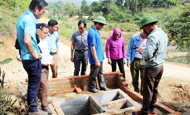 Kiểm tra chất lượng công trình vệ sinh của các hộ dân được hỗ trợ theo chương trình NTM tại Mường Luân