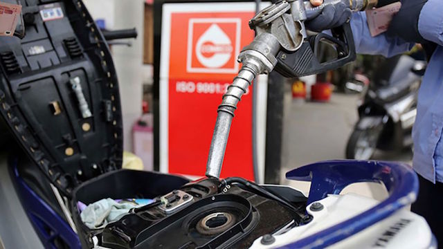Giá xăng dầu đồng loạt tăng mạnh vào 18 giờ ngày 1/10 (Ảnh: Internet)
