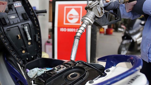 Giá xăng dầu đồng loạt tăng mạnh vào 18 giờ ngày 1/10 (Ảnh: Internet)