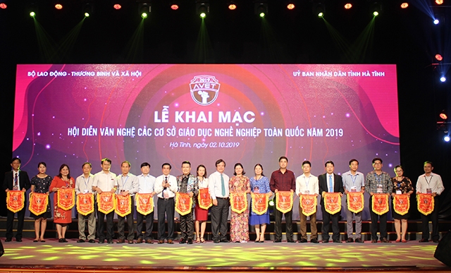 Ban tổ chức trao cờ lưu niệm cho các đoàn tham gia hội diễn