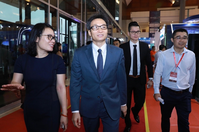 Phó Thủ tướng Vũ Đức Đam tham dự Diễn đàn cấp cao công nghiệp 4.0, cho rằng Việt Nam đang đi đúng hướng trong Cách mạng công nghiệp 4.0