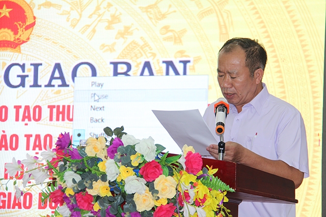 Ông Đào Văn Tiến, Vụ trưởng vụ Đào tạo thường xuyên báo cáo tại hội nghị