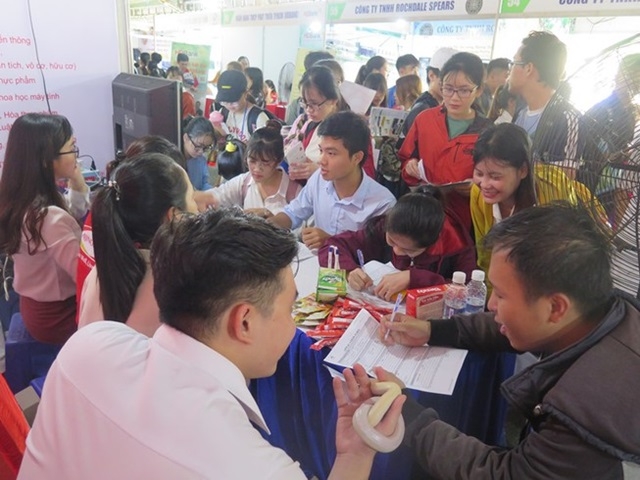 Sáng 4/10, hàng ngàn sinh viên đã đến tham dự Ngày hội việc làm năm 2019 do Trường ĐH Nông lâm TP.HCM tổ chức.(Ảnh Internet)