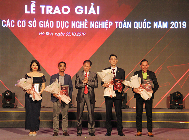 Ban tổ chức tặng hoa cho các nhà tài trợ